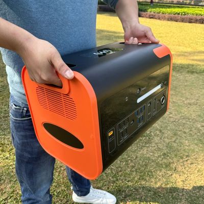 আউটডোর পোর্টেবল পাওয়ার জেনারেটর 2200W আউটপুট ভোল্টেজ ফ্লুক্টোশন ব্যাপ্তি 405*275*303 মিমি