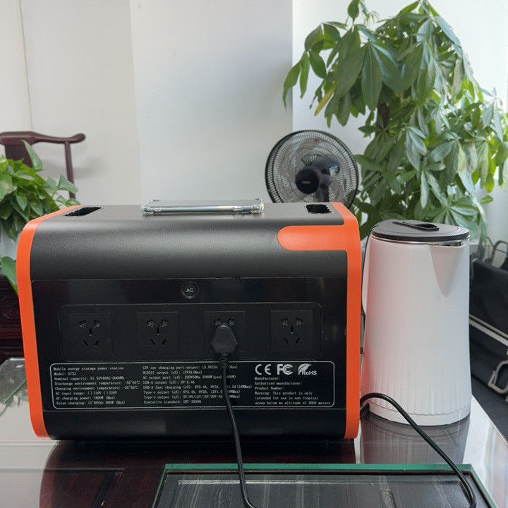 100W টাইপ-সি আউটপুট 2200W বহিরঙ্গন ক্যাম্পিং এবং জরুরী শক্তি জন্য সৌর জেনারেটর